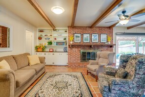 Smart TV, fireplace, ping pong, books