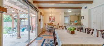 CENTRALEMENT SITUÉ - Charmant 4 chambres, 2 salles de bain, piscine, jacuzzi 8 places près de l'aéroport