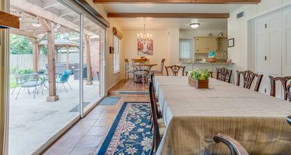 CENTRALMENTE UBICADO - Encantador 4 dormitorios, 2 baños, piscina, 8-por jacuzzi cerca del aeropuerto