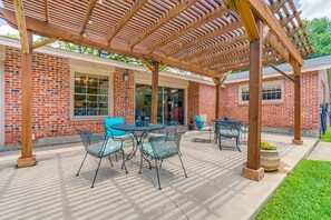 Outdoor dining - CENTRALLY LOCATED - 4 BR, 3 bath, POOL, JACUZZI, PUTTING GREEN, CLOSE TO AIRPORT (San Antonio)