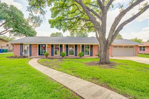 Exterior - CENTRALLY LOCATED - 4 BR, 3 bath, POOL, JACUZZI, PUTTING GREEN, CLOSE TO AIRPORT (San Antonio)