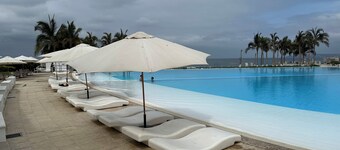 Ocean and swimming front pool view, 6 persons, 2 bedrooms and 2 bathrooms
