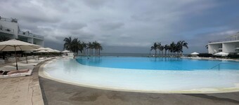 Ocean and swimming front pool view, 6 persons, 2 bedrooms and 2 bathrooms