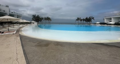 Ocean and swimming front pool view, 6 persons, 2 bedrooms and 2 bathrooms