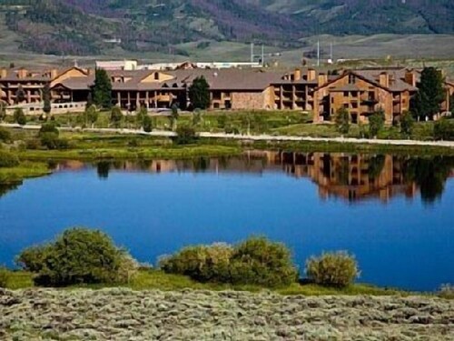 Nice Condo with Loft; Sleeps Eight; Near the Slopes and Near RMNP