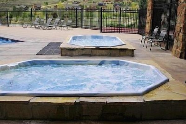 Tina de hidromasaje al aire libre