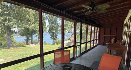 2-Bdrm Lake View/Access Cabin, Family/Pet Friendly, Large Screened Porch, Clean