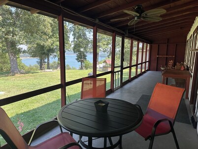 2-Bdrm Lake View/Access Cabin, Family/Pet Friendly, Large Screened Porch, Clean