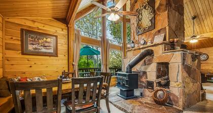 Koiraystävällinen mökki w / pääsy jaetulle lämmitetylle uima-altaalle ja porealtaalle