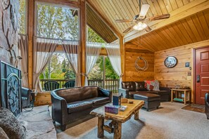 TV, fireplace, DVD player, table football - Cozy Bear Lake Hideaway already decorated for the holidays (Garden City)