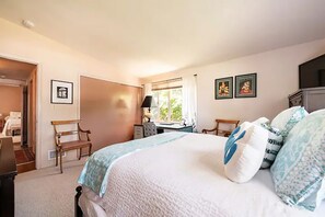 3 slaapkamers, een bureau, een strijkplank/strijkijzer, reisbedje