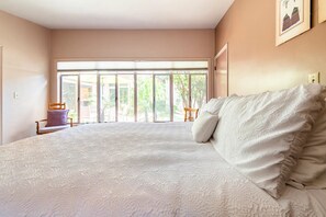 3 Schlafzimmer, Schreibtisch, Bügeleisen/Bügelbrett, Reisekinderbett