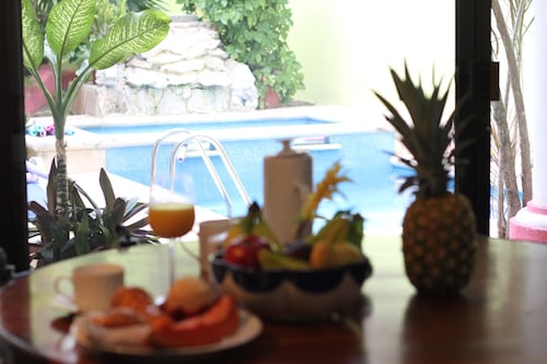 Casa Mambo-Private Villa with dipping pool and veranda