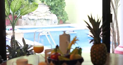 Casa Mambo-Private Villa with dipping pool and veranda