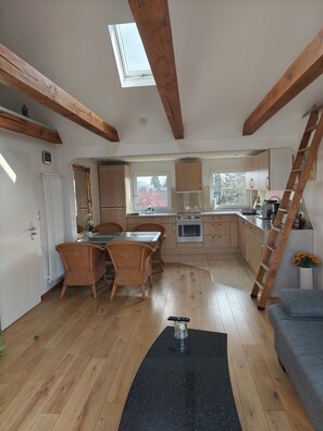 Fridge, microwave, oven, stovetop - Cozy apartment in Berlin, incl. roof terrace and parking space  (Bezirk Tempelhof-Schöneberg)