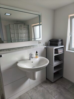 Douche, sĂšche-cheveux, serviettes fournies, savon