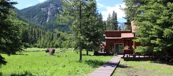 Mountain View House Right on Soda Butte Creek