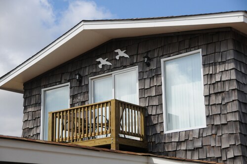 BUCKEYE BEACH INN!!! LOCATED ON GOLF COURSE, LARGE POOL, 5 MINUTES TO BEACH!!!