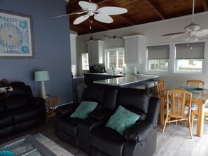 Smart-TV, DVD-Player, Bücher, Stereoanlage