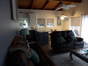 Smart-TV, DVD-Player, Bücher, Stereoanlage