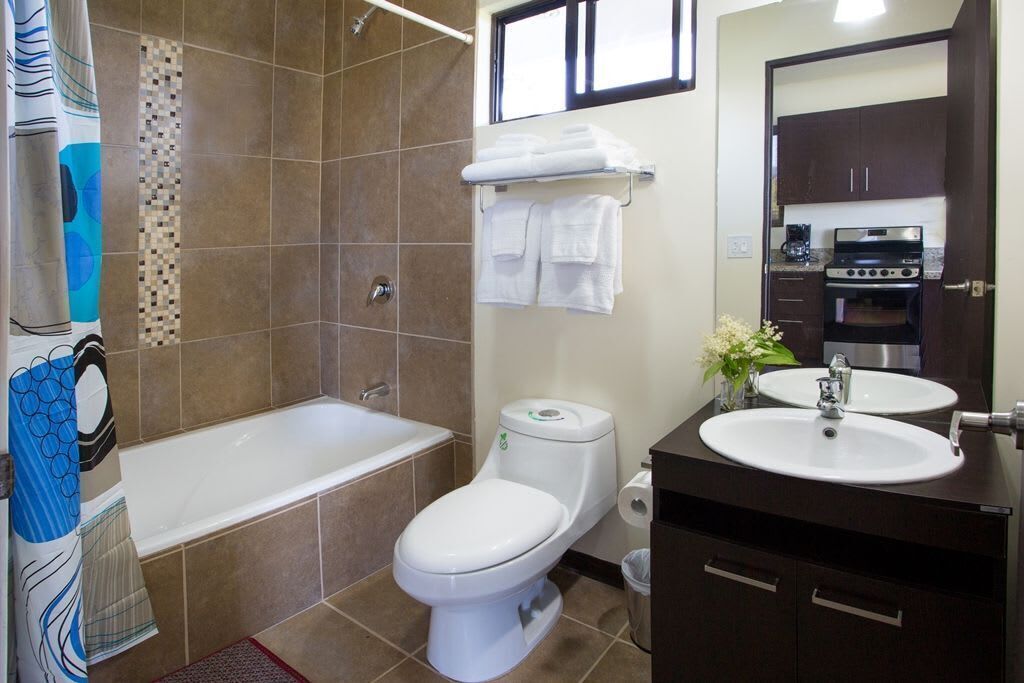 Combined shower/tub