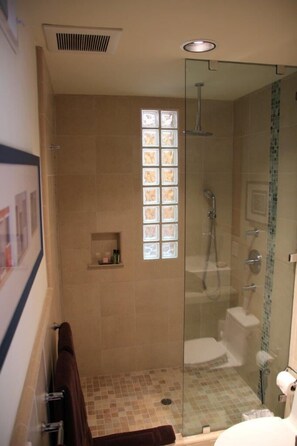 Shower, hair dryer, towels, soap - Stunning Tuscan House in the Heart of Sonoma's Wine Country (Glen Ellen)