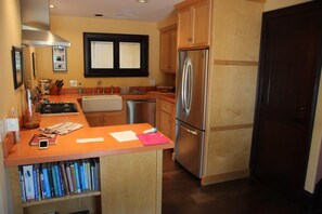 Fridge, microwave, oven, stovetop - Stunning Tuscan House in the Heart of Sonoma's Wine Country (Glen Ellen)