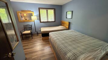 3 slaapkamers, een strijkplank/strijkijzer, gratis wifi, beddengoed