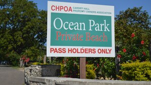 Schild für den Ocean Park Private Beach, das darauf hinweist, dass es sich um einen privaten Strand mit Zugang nur für Passinhaber handelt.