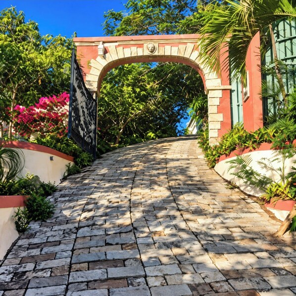 Property grounds - The 'Cottage' at Lion's Gate - Check for our Spring & Summer Specials (Red Hook)