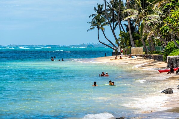 Aurinkotuoleja, rantapyyhkeitä