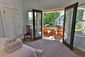 5 bedrooms, desk, iron/ironing board, WiFi