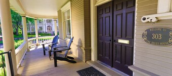 Ligger få skridt fra Downtown i historiske kvarter, Hot Tub, Plads til masser!