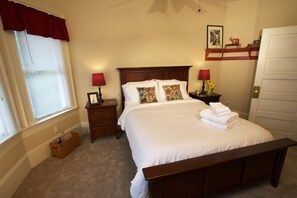 5 bedrooms, desk, iron/ironing board, WiFi