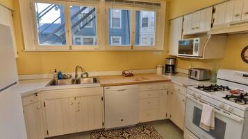 Jääkaappi, mikroaaltouuni, uuni, liesi