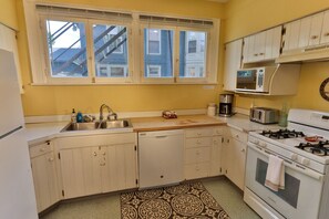 Frigorífic, microones, forn i placa de cuina