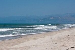 Chaises longues, serviettes de plage