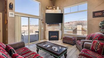 تلفزيون ذكي، مدفأة، مشغل دي في دي، كُتُب