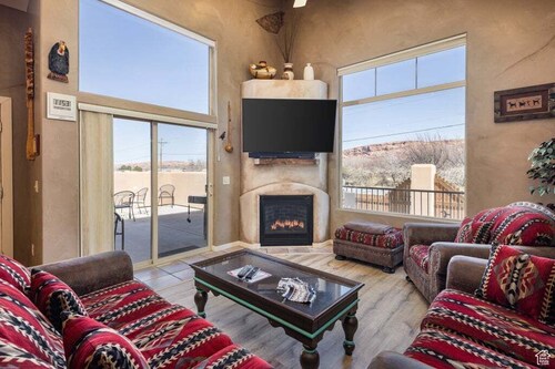 Awesome Rim Village Retreat, Pool, Hot Tub, Quiet