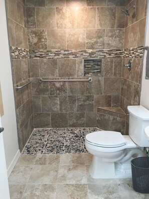 Duschwanne, Haartrockner, Handtücher, Toilettenpapier