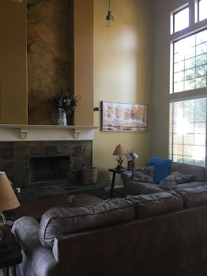 Smart TV, chimenea y estéreo 