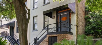 Parlor Apartment on Abercorn: Facing Colonial Park