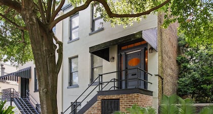 Parlor Apartment on Abercorn: Facing Colonial Park