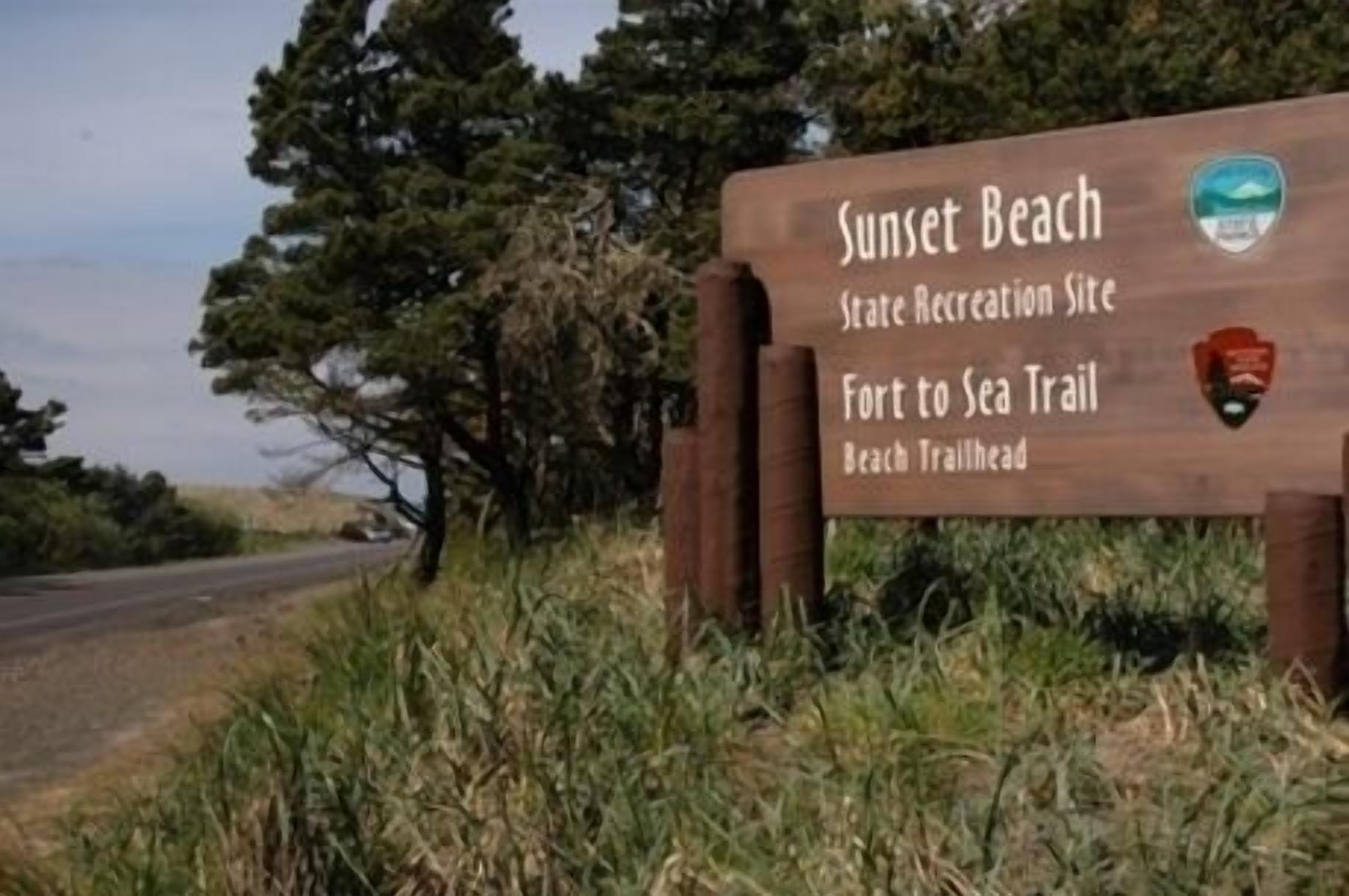 Segnaletica in legno per il sito ricreativo statale di Sunset Beach e l'inizio del sentiero Fort to Sea.