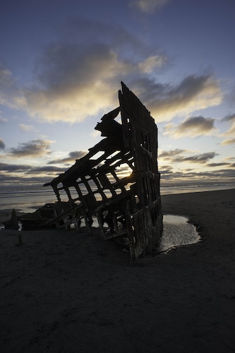 Cozy Sunset Beach Cottage By Lake and Ocean, Peaceful Setting *Wi-Fi*