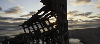 Cozy Sunset Beach Cottage By Lake and Ocean, Peaceful Setting *Wi-Fi*