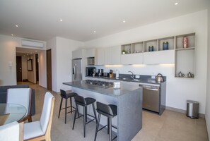 Frigorífico, microondas, horno y placa de cocina