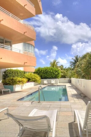 Lämmitetty uima-allas