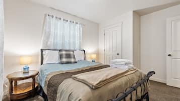 3 habitaciones, escritorio, tabla de planchar con plancha y wifi gratis