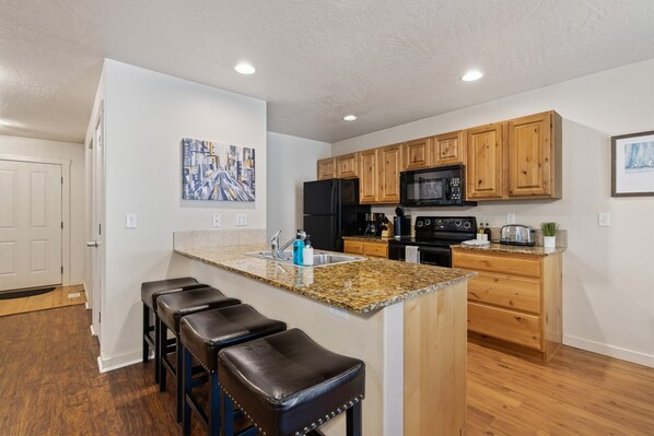 Refrigerador, microondas, horno y parrilla de estufa